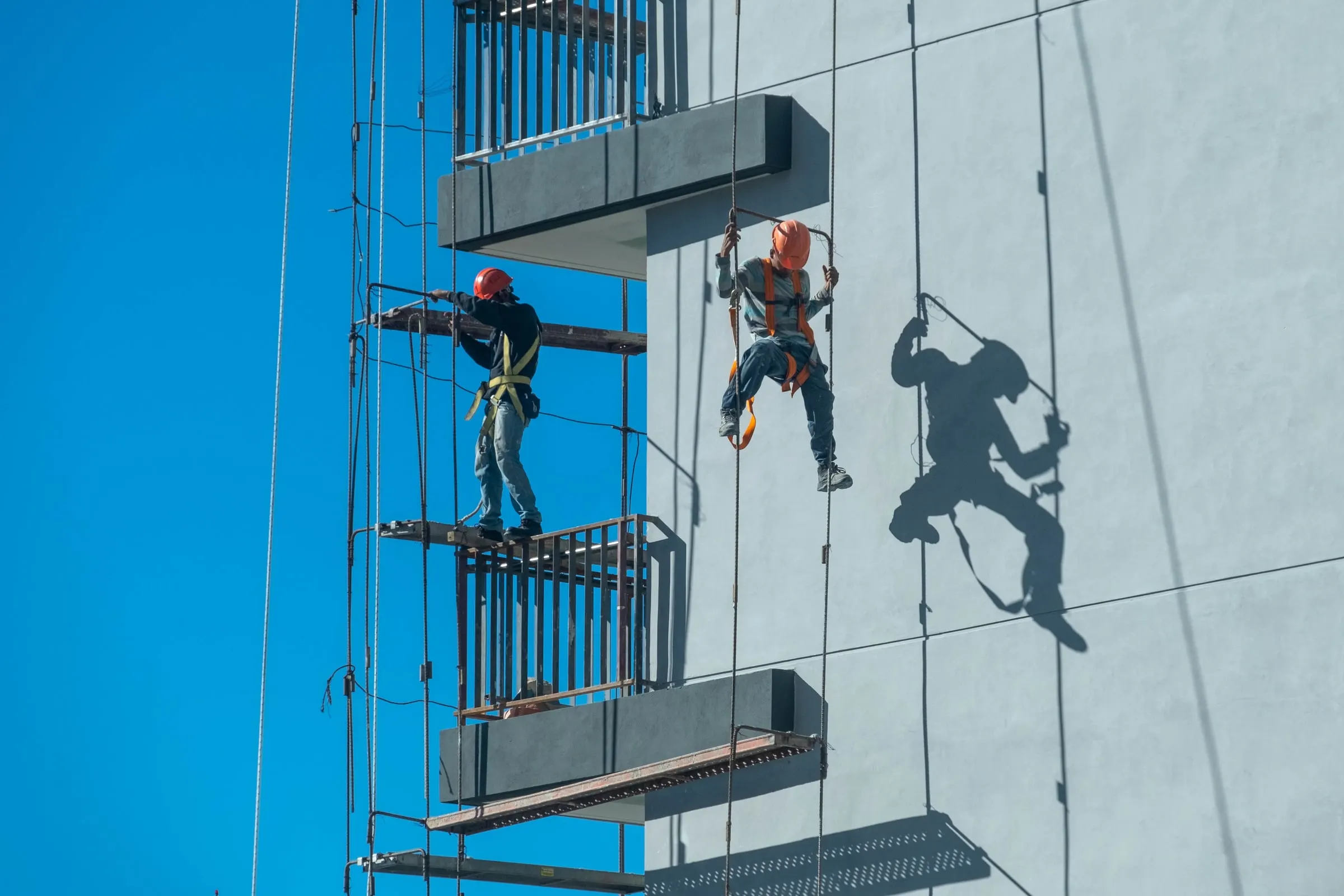 Reparación de cornisas y balcones en la fachada de un edificio de viviendas en Madrid